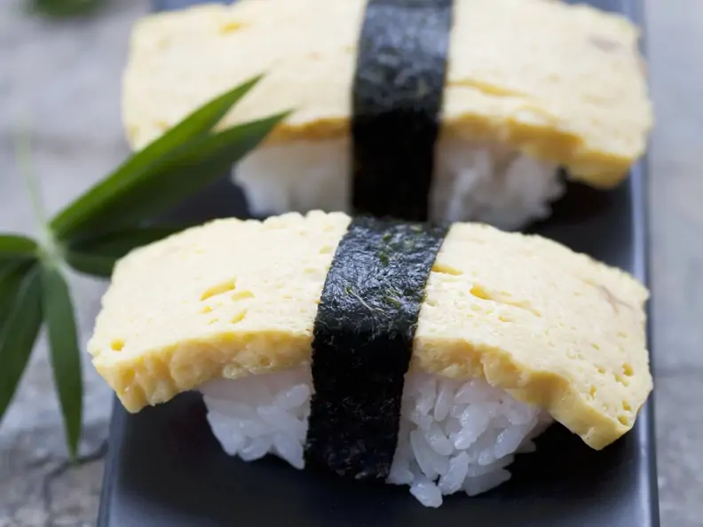 Nigiri-Sushi mit Omelett (Tamagosushi)