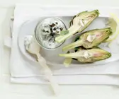 Artischocken mit Roquefort-Dip