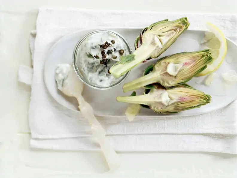 Artischocken mit Roquefort-Dip