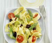 Pastasalat mit grünem Spargel
