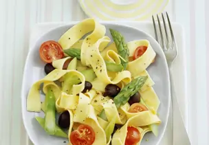 Pastasalat mit grünem Spargel