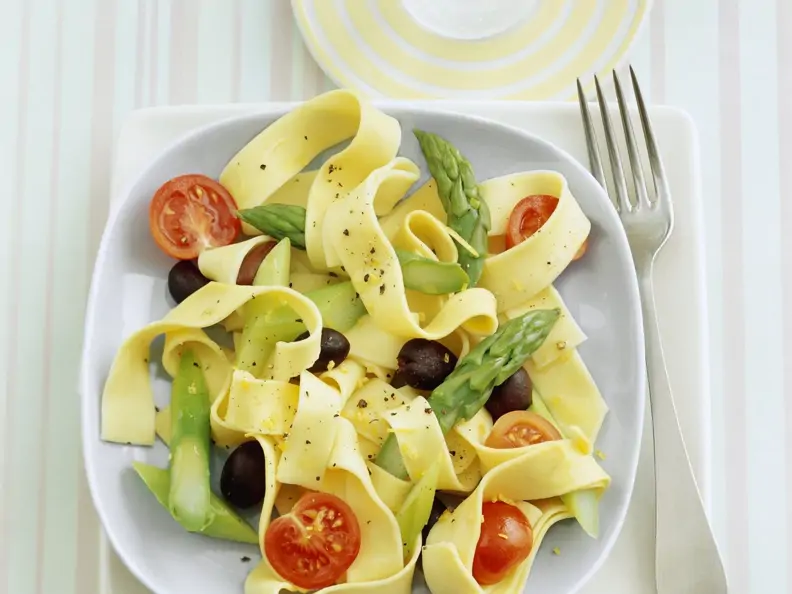 Pastasalat mit grünem Spargel