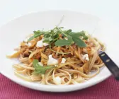 Pasta mit Hackfleisch-Möhren-Sauce und Zwiebeln