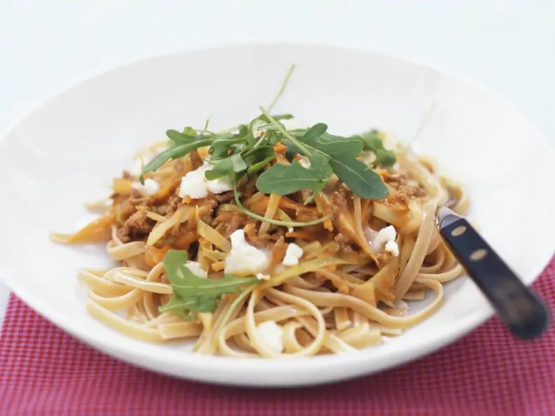 Pasta mit Hackfleisch-Möhren-Sauce und Zwiebeln