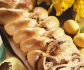 Hefezopf mit Mandeln gefüllt