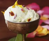 Pistazienparfait mit Essblüten
