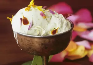 Pistazienparfait mit Essblüten