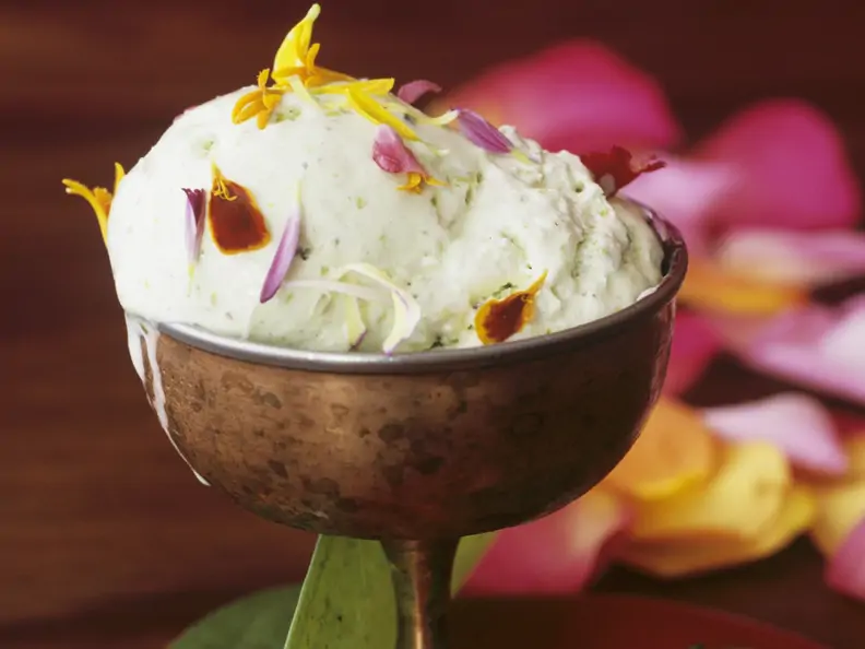 Pistazienparfait mit Essblüten
