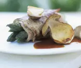 Kalbsrouladen mit grünem Spargel und Steinpilzsoße
