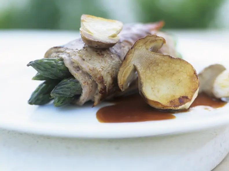 Kalbsrouladen mit grünem Spargel und Steinpilzsoße
