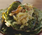 Püree aus Kartoffeln und geräuchertem Aal im Kräuterpfannkuchen