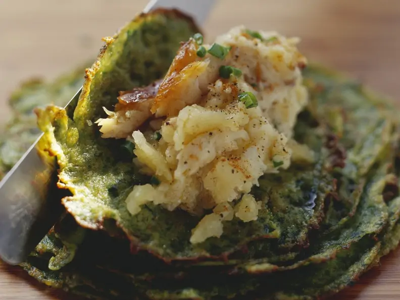 Püree aus Kartoffeln und geräuchertem Aal im Kräuterpfannkuchen