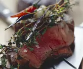 Scharfes Rinderfiletsteak mit Birnen und Gewürzbutter