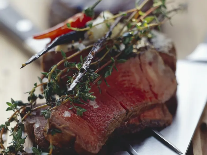 Scharfes Rinderfiletsteak mit Birnen und Gewürzbutter