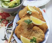 Paniertes Putenschnitzel mit buntem Salat