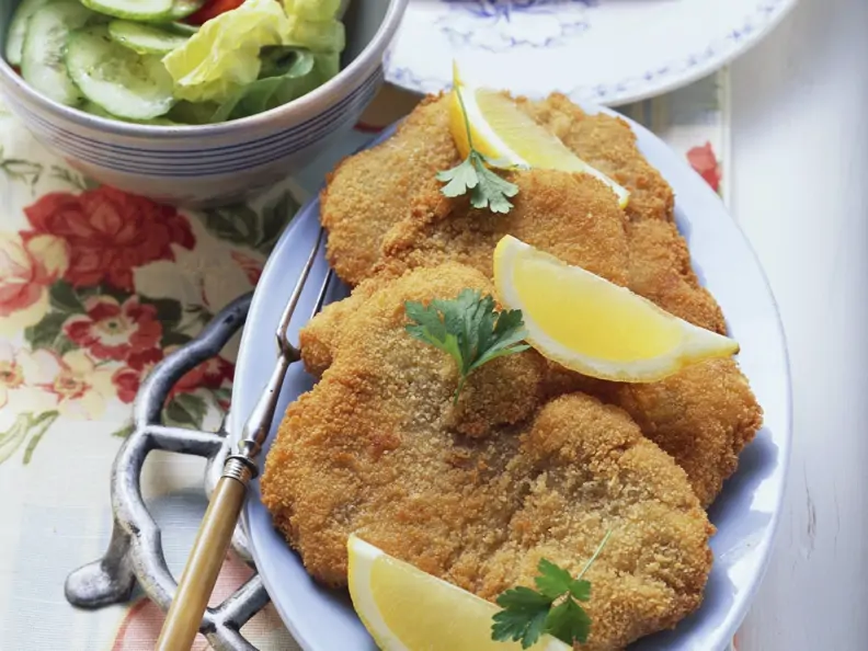 Paniertes Putenschnitzel mit buntem Salat