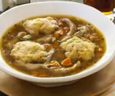 Gemüsesuppe mit Hühnernocken