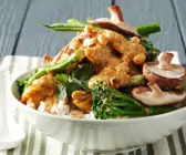 Curry mit Shiitake, Broccoli, Erdnüssen und Geflügelfleisch