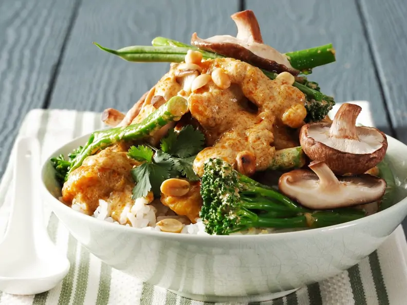 Curry mit Shiitake, Broccoli, Erdnüssen und Geflügelfleisch