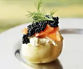 Delikate Kartoffel mit geräucherter Forelle und Kaviar