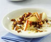 Müsli mit Joghurt, Obst und Nüssen