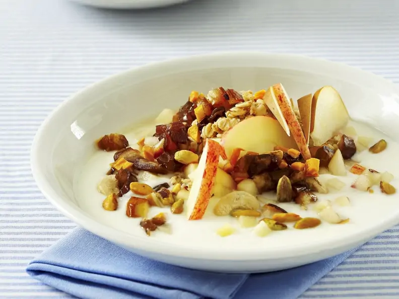 Müsli mit Joghurt, Obst und Nüssen