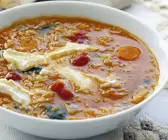 Spinat-Linsen-Suppe mit Weichkäse