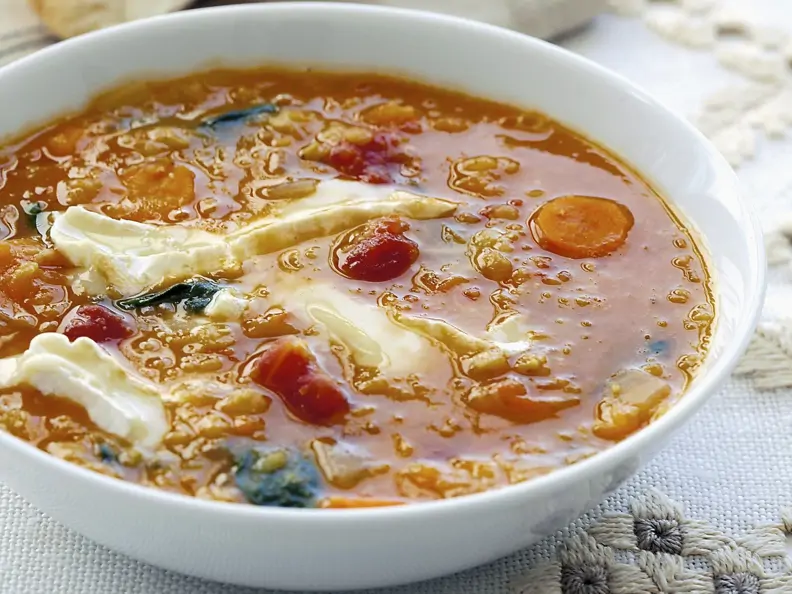 Spinat-Linsen-Suppe mit Weichkäse
