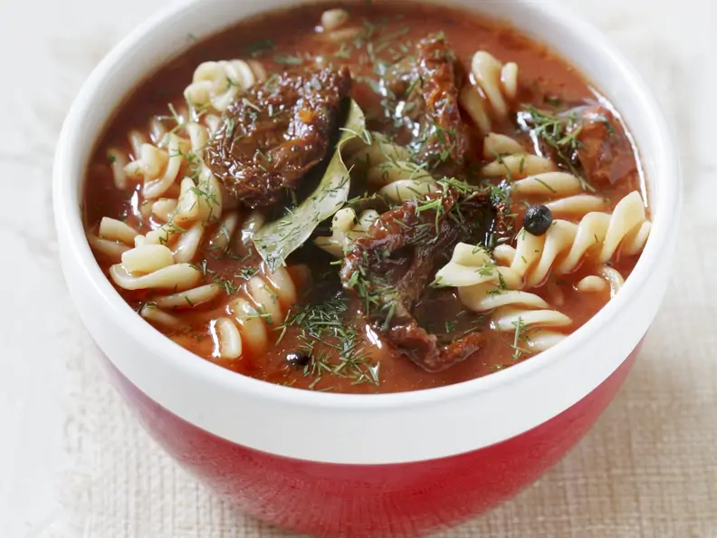 Tomatensuppe mit Spiralnudeln