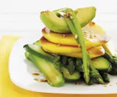 Gurken-Avocado-Salat mit Mango und Spargel
