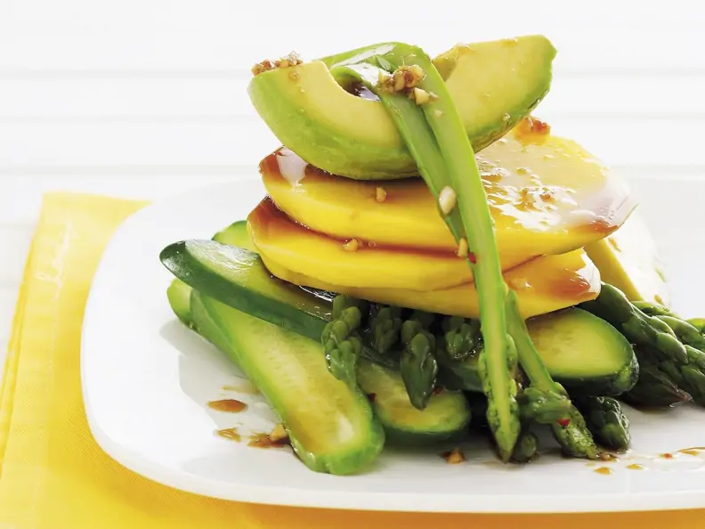 Gurken-Avocado-Salat mit Mango und Spargel