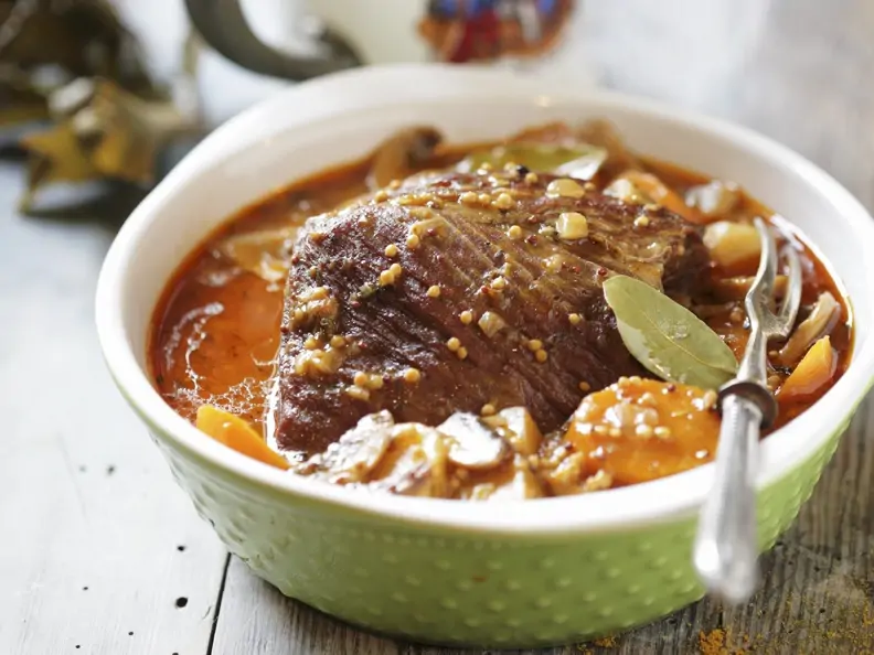 Rinderbraten mit Biersoße und Karotten