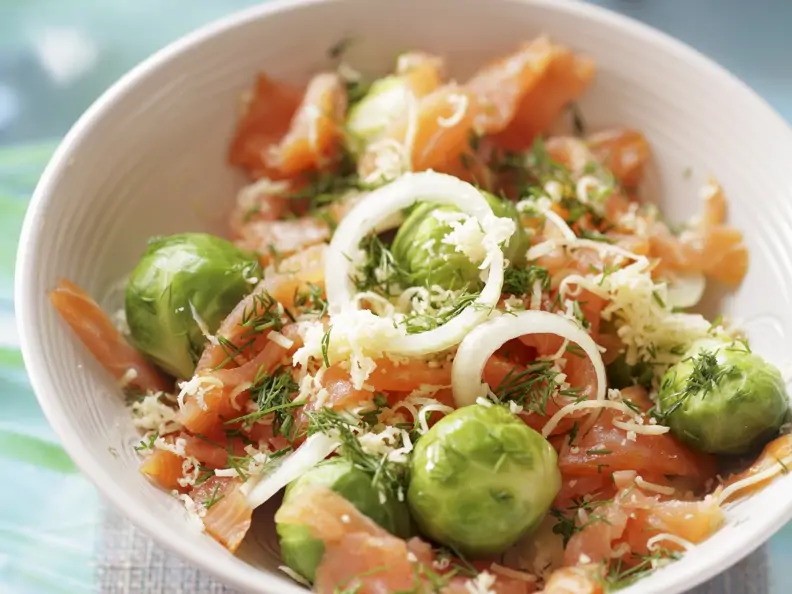 Rosenkohlsalat mit Lachs