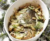 Weihnachtlicher Karpfen mit Zwiebeln und Pilzen