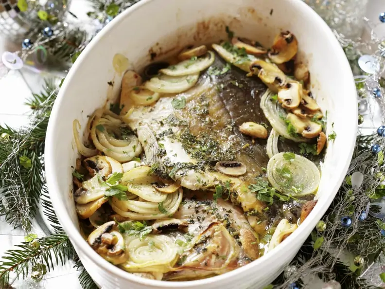 Weihnachtlicher Karpfen mit Zwiebeln und Pilzen