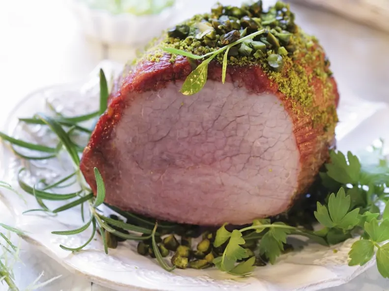 Braten vom Schinken mit Pistazien