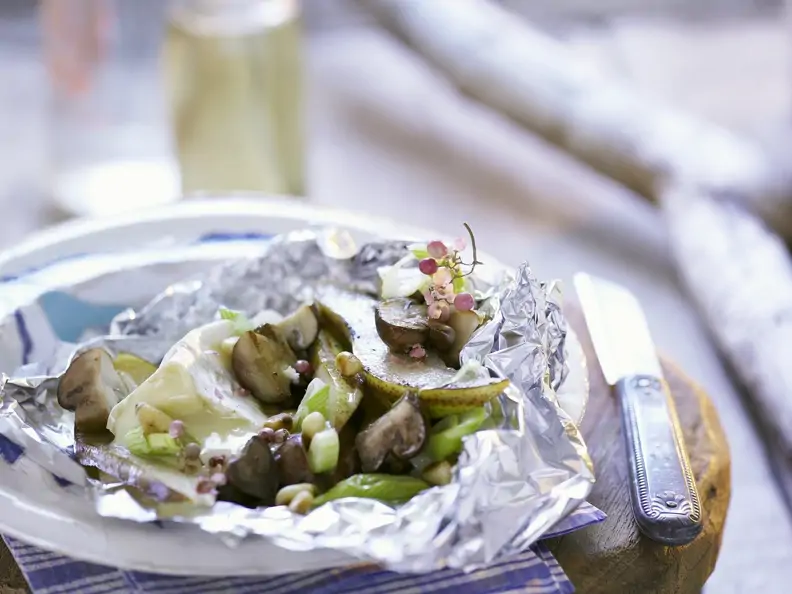 Gegrillter Camembert mit Birne, Pilzen und Porree