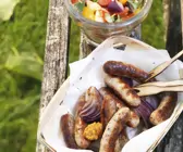 Nürnberger Rostbratwürstchen mit sommerlichem Gemüsesalat