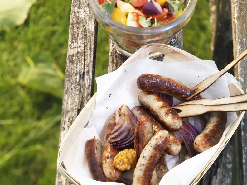 Nürnberger Rostbratwürstchen mit sommerlichem Gemüsesalat