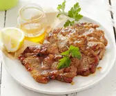 Mit Honig marinierte Schweinenackensteaks