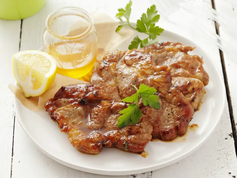 Mit Honig marinierte Schweinenackensteaks