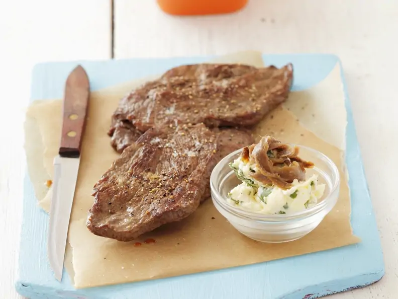 Hüftsteak mit Knoblauchbutter und Sardellen