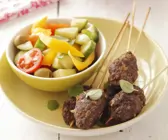Hackfleischbällchen am Spieß mit Salat