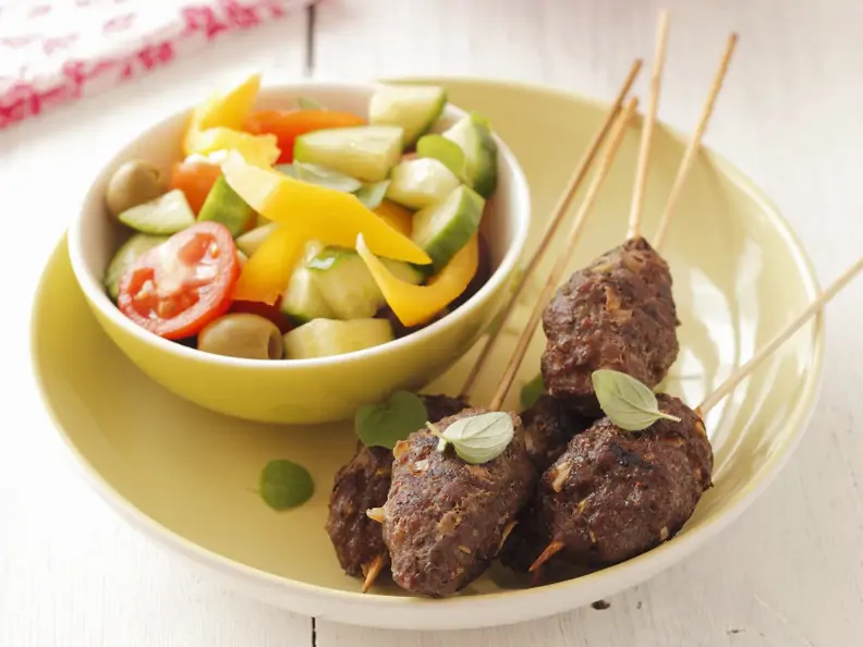 Hackfleischbällchen am Spieß mit Salat