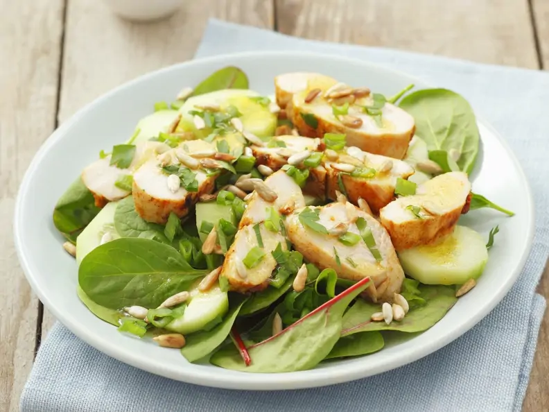 Salat mit Hähnchen und Sonnenblumenkernen