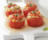 Gebackene Tomaten mit Reis und Linsen gefüllt
