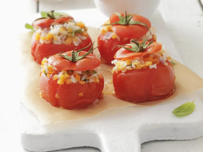 Gebackene Tomaten mit Reis und Linsen gefüllt