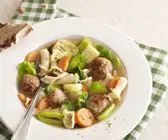 Gemüse-Nudel-Topf mit Hackbällchen