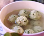 Brühe mit Fischbällchen