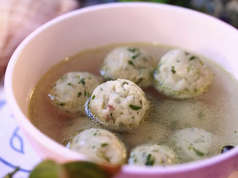 Brühe mit Fischbällchen